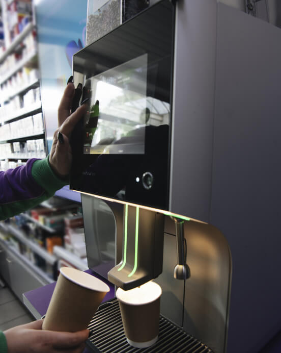 uma pessoa que está recebendo café self-service